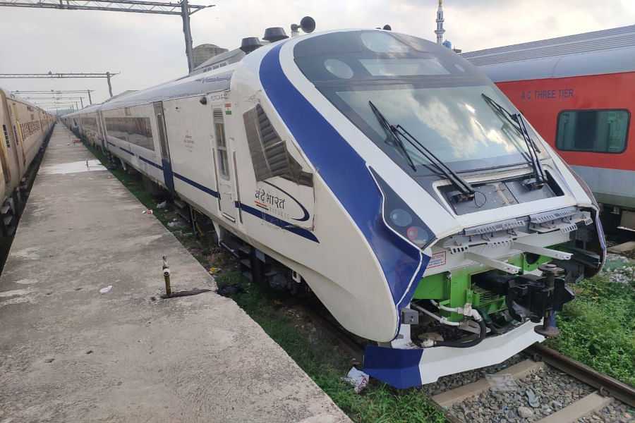 India's Vande Bharat Express Train Reaches 180kmph Speed