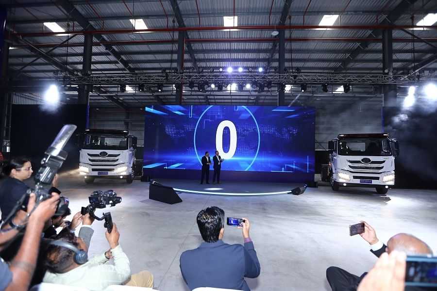 Blue Energy Motors Launches India's First LNG Truck- 5528 4x2