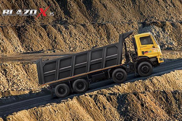महिंद्रा ब्लाज़ो एक्स 35 टिपर 8एक्स 4