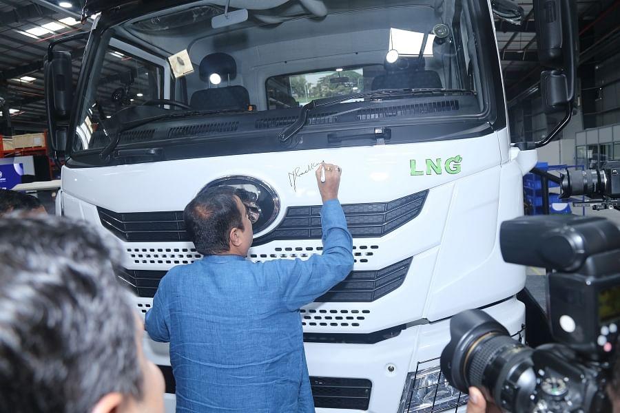 Shri Nitin Gadkari Inaugurates India’s First LNG Truck Making Plant