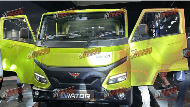 Montra Eviator 350x electric pickup at Bharat Mobility Expo 2025.